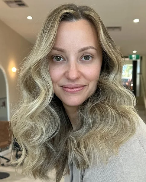 Soft Hollywood Waves with Golden Highlights