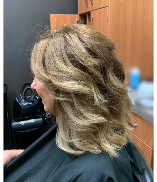 Voluminous Blonde Layered Cut for Fullness