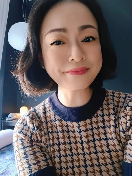 Voluminous Wavy Bob with Soft Side Sweep