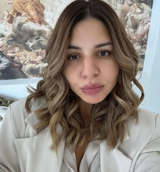 Soft Hazelnut Lob with Defined, Face-Framing Waves