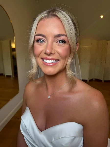 Voluminous Face-Frame Highlights with Soft Waves