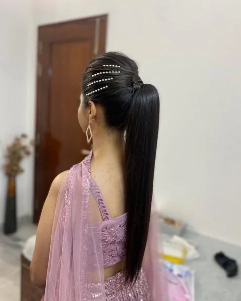 Beachy Low Ponytail with Soft Face-Framing Waves