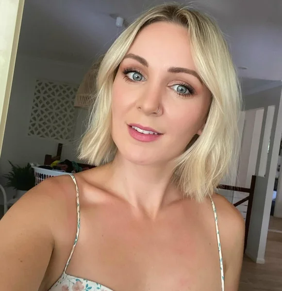 Chic Blunt Blonde Bob with Easy Side Sweep