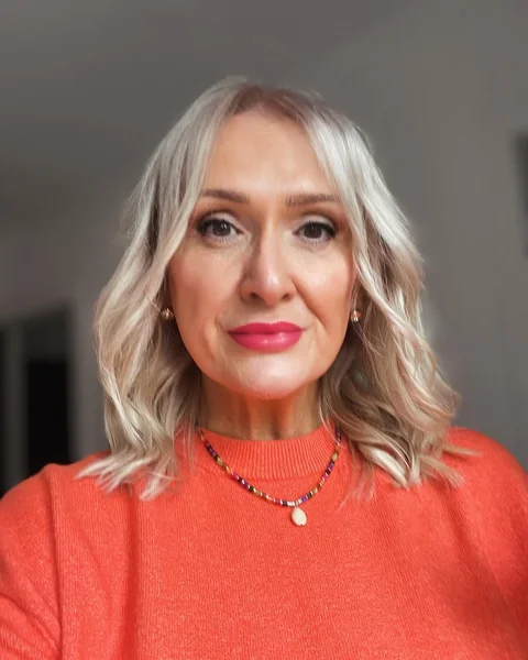 Chic Platinum Wavy Lob with Face-Framing Brightness