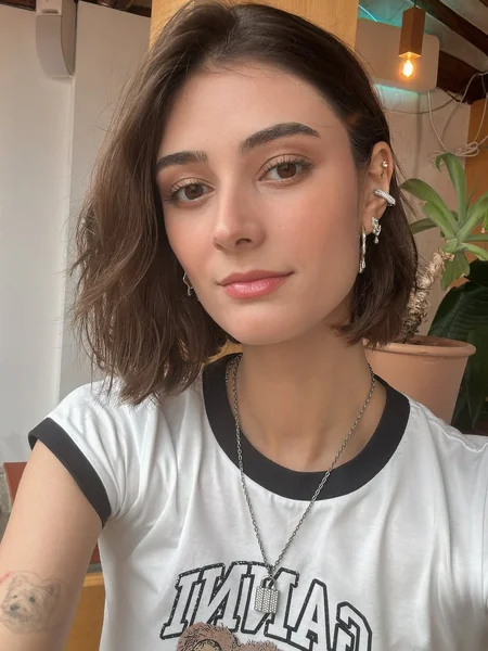 Effortless Wavy Brunette Bob for Natural Texture