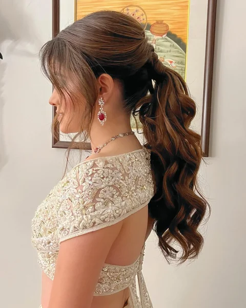 Effortless Wavy Low Ponytail with Face-Framing Curtains