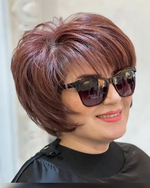 Glamorous Layered Bob with Voluminous Curve