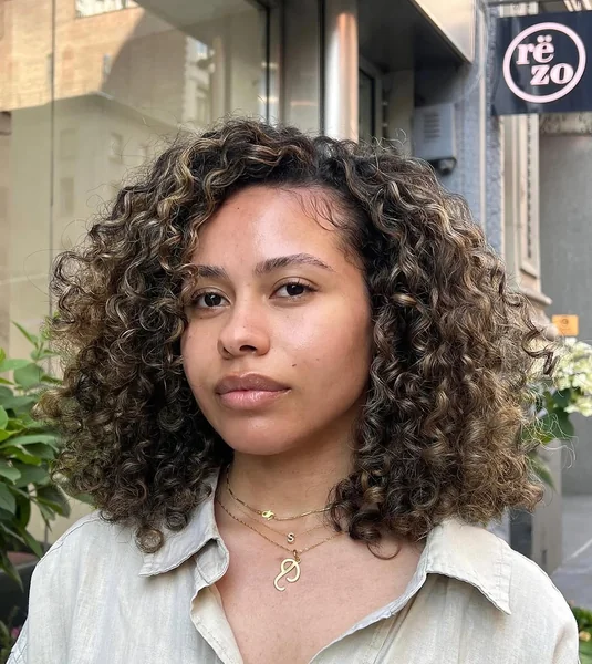 Highlighted Defined Ringlets for Voluminous Shoulder Length