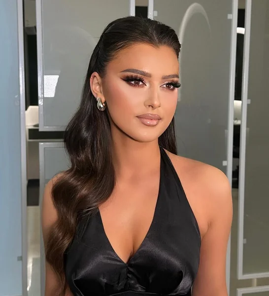 Sleek Voluminous Half-Up Hair with Polished Waves