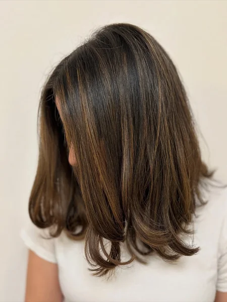 Softly Layered Mocha Lob with Sun-Kissed Ribbon Highlights