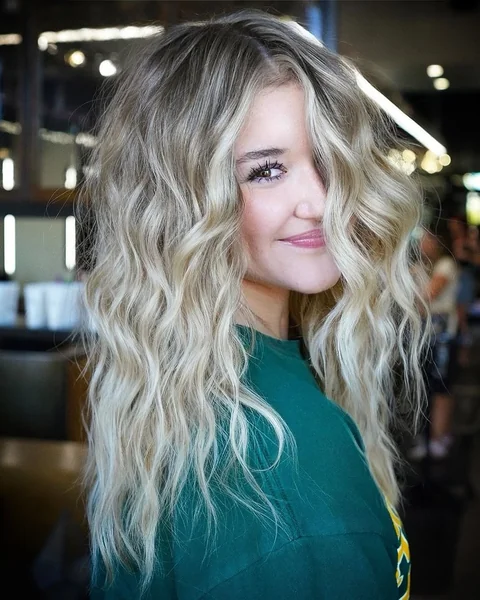 Sun-Kissed Beachy Waves with Lived-In Root Dimension