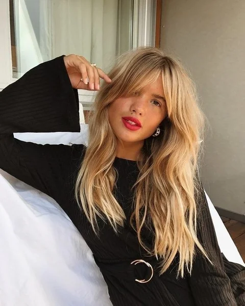 Voluminous Blonde Waves with Face-Framing Curtain Bangs