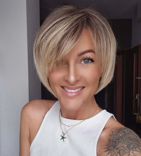 Voluminous Layered Blonde Bob with Side Fringe