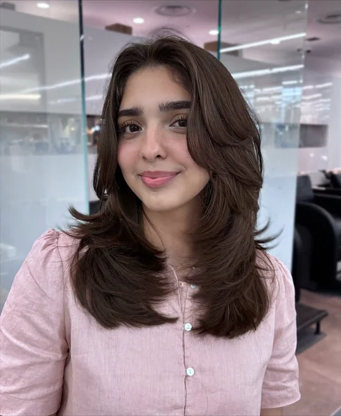 Voluminous Medium Butterfly Cut with Feathered Face-Frame