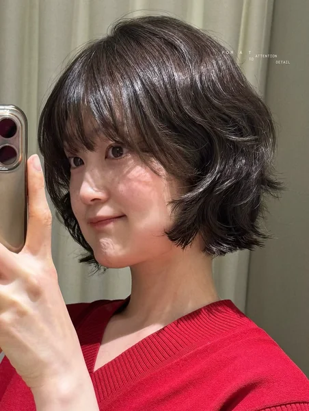 Short Wavy Bob with Layered Feathered Volume