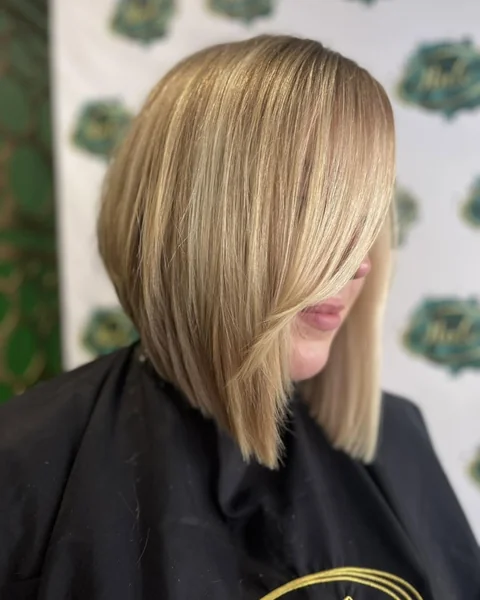 Sleek Honey Blonde Inverted Bob with Sharp Graduation