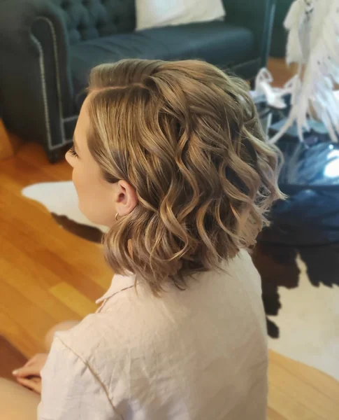 Effortless Sun-Kissed Textured Lob with Face-Framing Waves