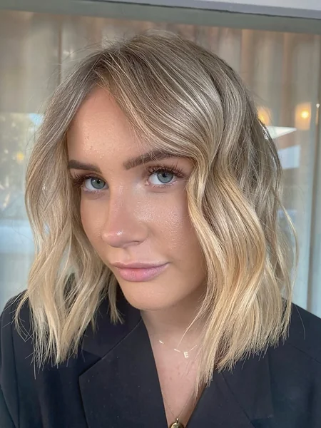 Breezy Champagne Blonde Lob with Soft Face-Framing Waves