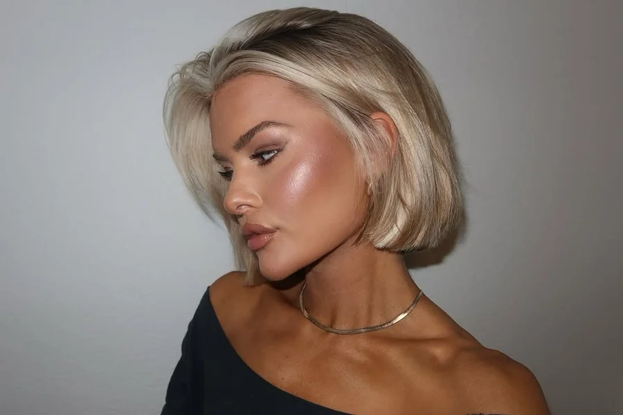 Chic Platinum Blonde Blunt Bob with Sleek Texture