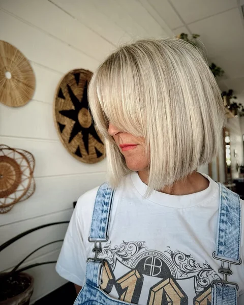 Chic Platinum Blonde Bob with Soft Face-Framing Fringe