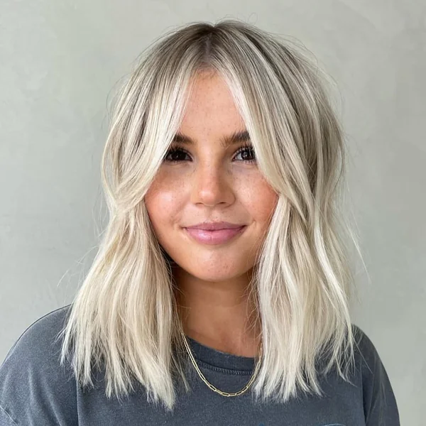 Chic Platinum Shoulder-Skimming Lob with Face-Framing Fringe