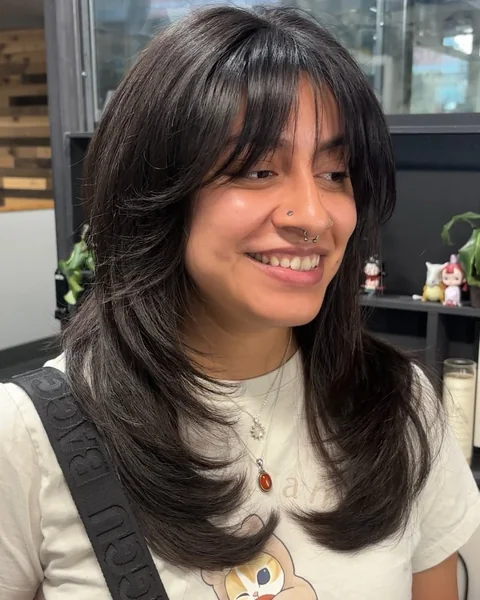 Chic Tapered Lob with Sun-Kissed Face-Framing Highlights
