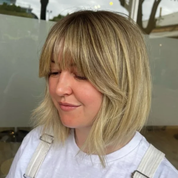 Honey-Bronde Layered Blowout with Voluminous Face-Framing Curvatures