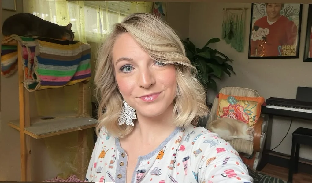 Romantic Champagne Blonde Bob with Side-Swept Volume