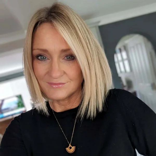 Sleek Honey Blonde Lob with Subtle Tapered Ends