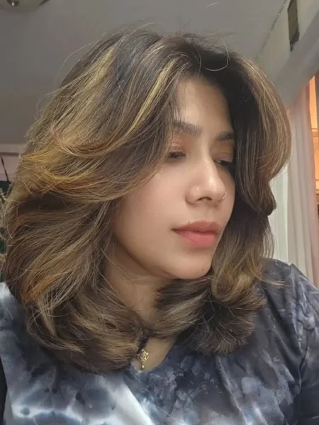 Sun-Kissed Caramel Layers with Retro Outward Volume