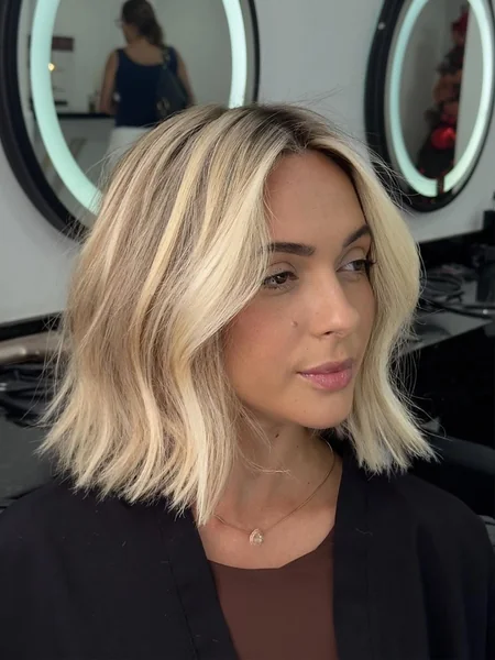 Wavy Creamy Blonde Bob with Bright Face-Framing Highlights