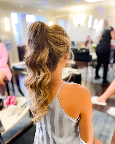 Chic High Ponytail with Voluminous Glamour Waves